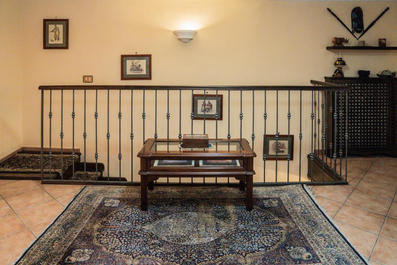 Domus Ugo Apartment Napoli Bagian luar foto