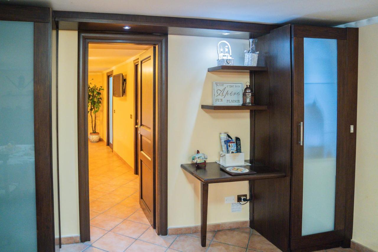 Domus Ugo Apartment Napoli Bagian luar foto