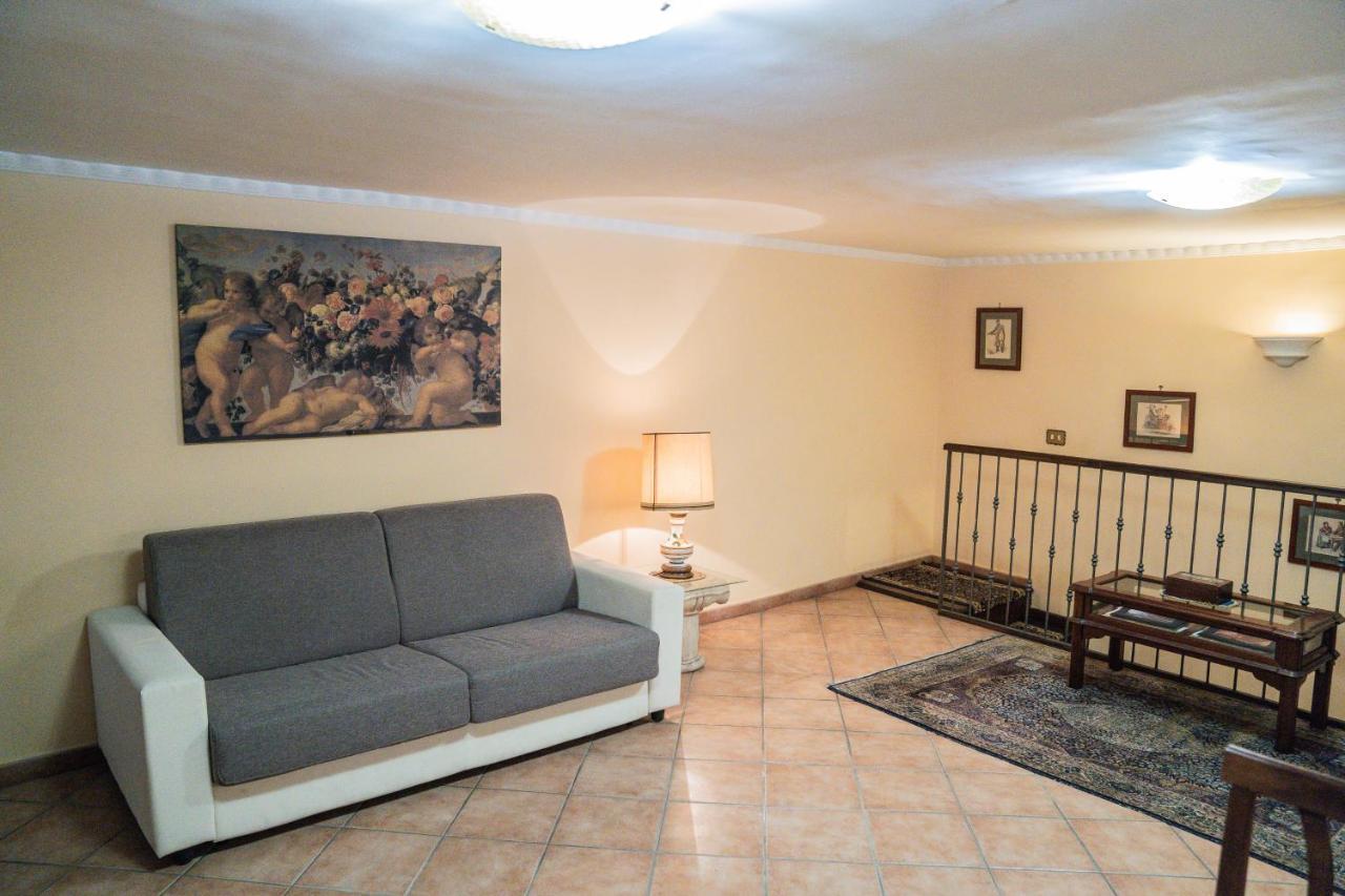 Domus Ugo Apartment Napoli Bagian luar foto