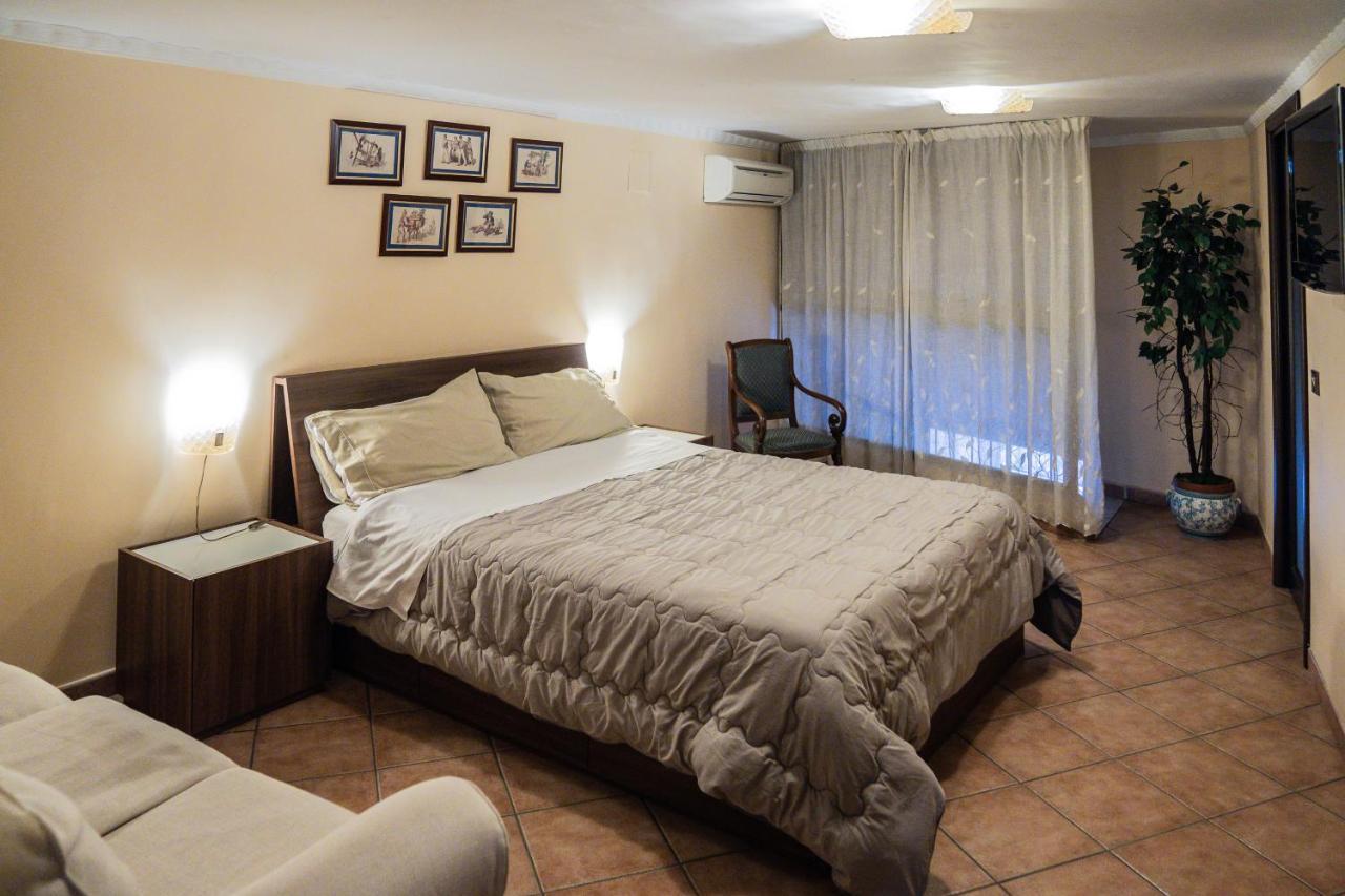 Domus Ugo Apartment Napoli Bagian luar foto