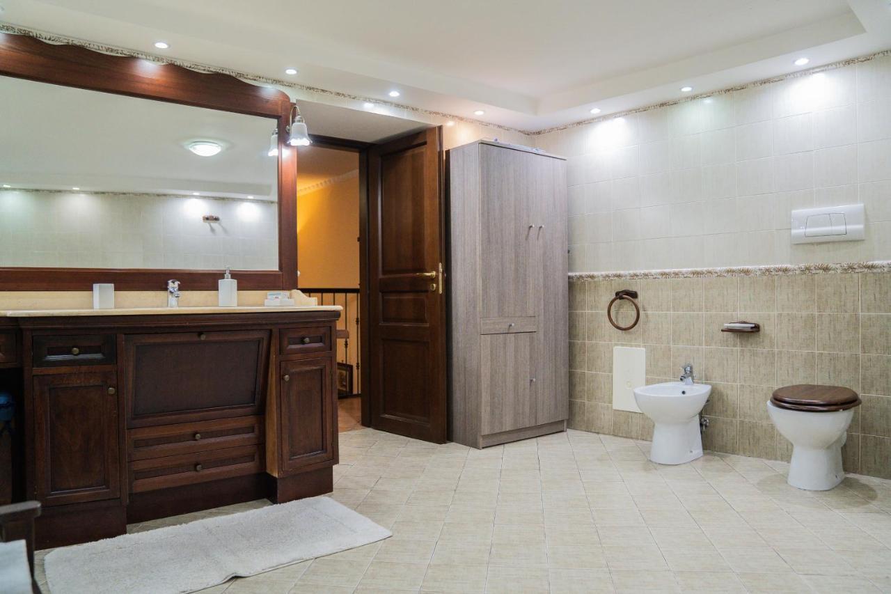 Domus Ugo Apartment Napoli Bagian luar foto