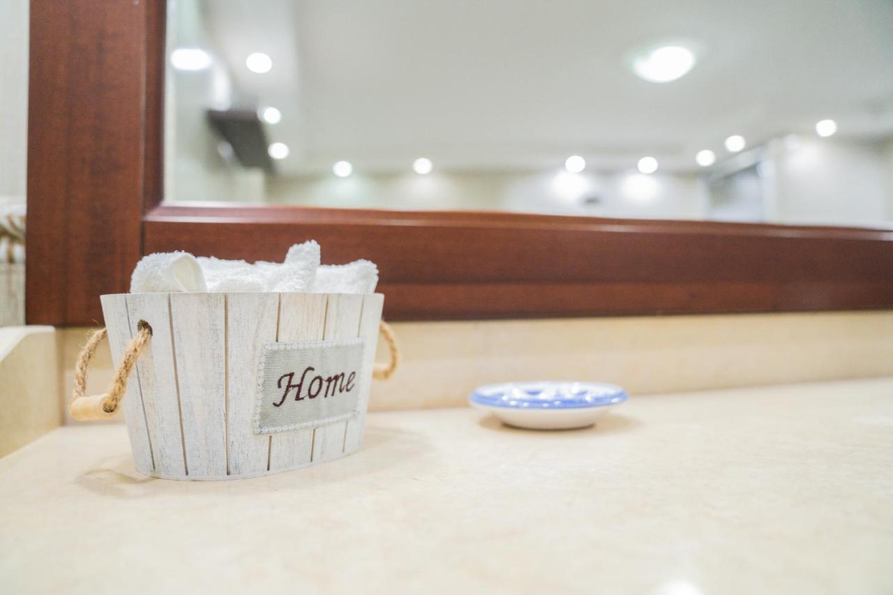 Domus Ugo Apartment Napoli Bagian luar foto