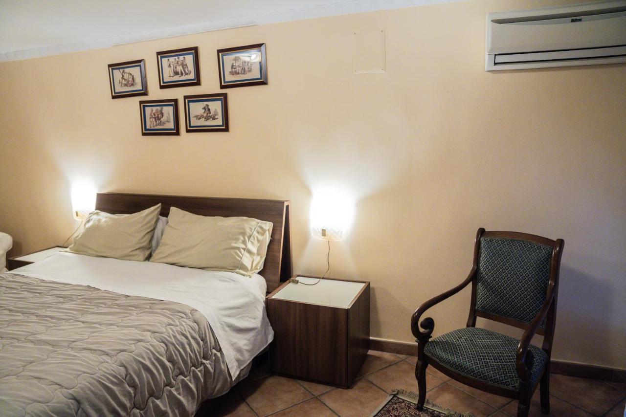 Domus Ugo Apartment Napoli Bagian luar foto