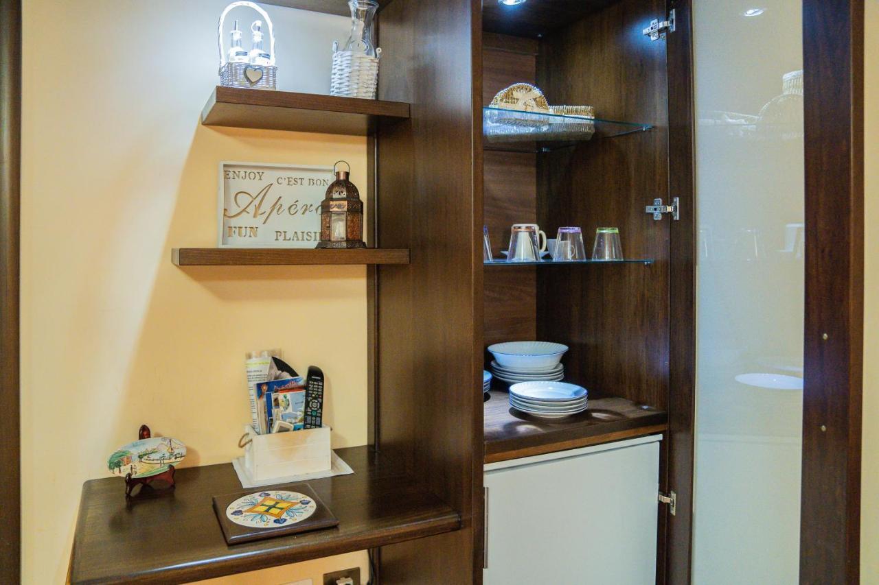 Domus Ugo Apartment Napoli Bagian luar foto