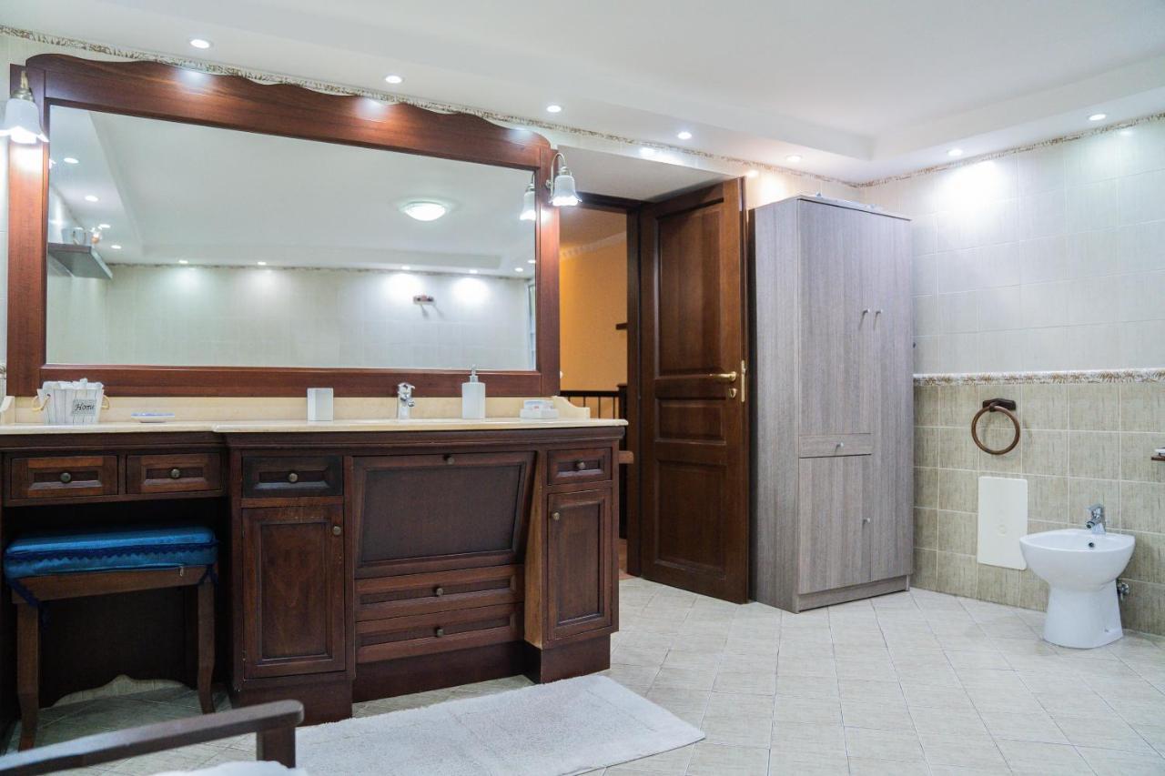 Domus Ugo Apartment Napoli Bagian luar foto