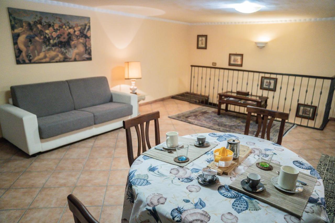 Domus Ugo Apartment Napoli Bagian luar foto
